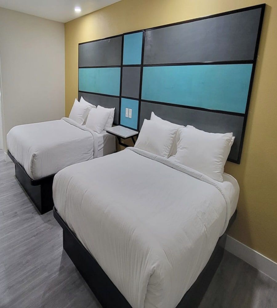 Hotel Avenida Victorville I 15 Room, 2 Queen Beds, Accessible Bathtub, Non Smoking 2