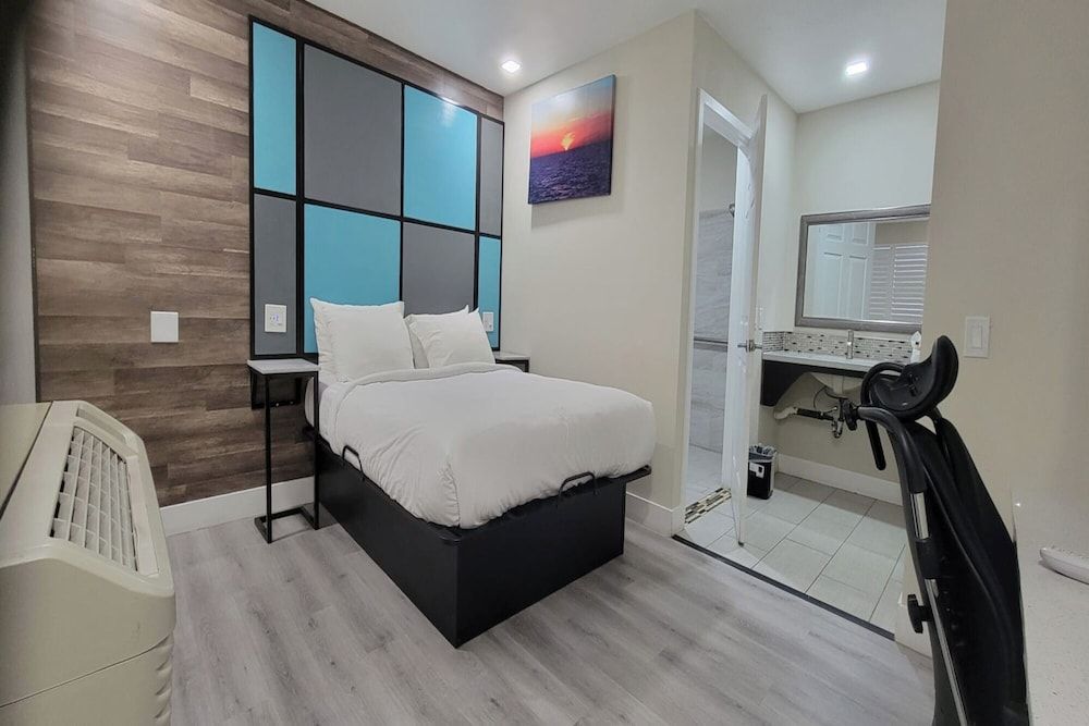 Hotel Avenida Victorville I 15 Room, 1 Queen Bed, Accessible Bathtub, Non Smoking 2