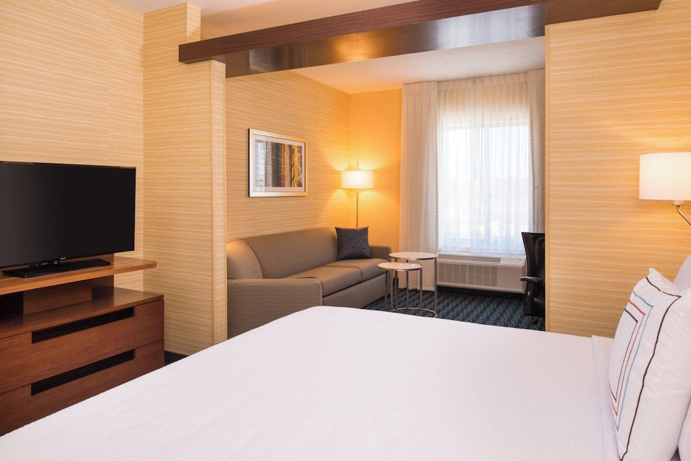 Suite, 1 King Bed with Sofa bed, Non Smoking (Hearing Accessible)