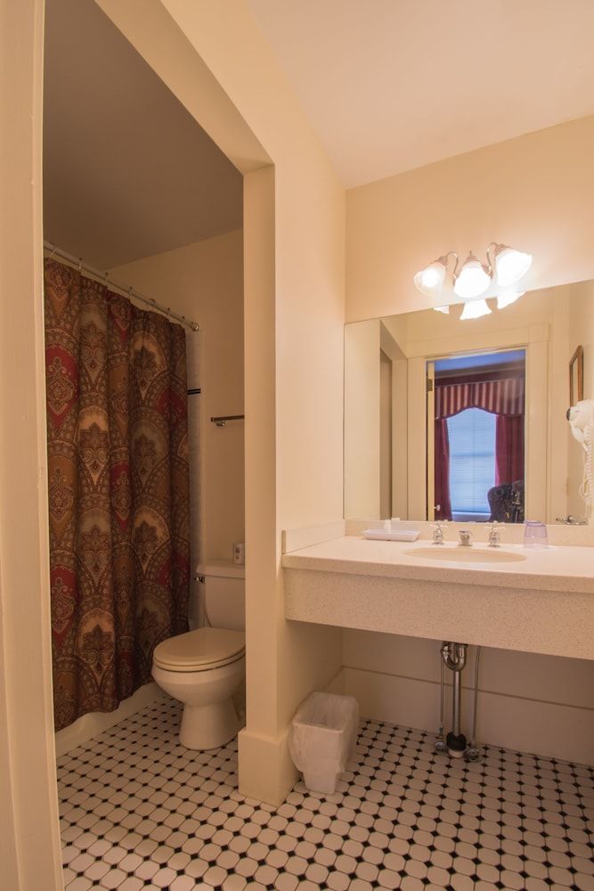 Basic Room, 1 King Bed