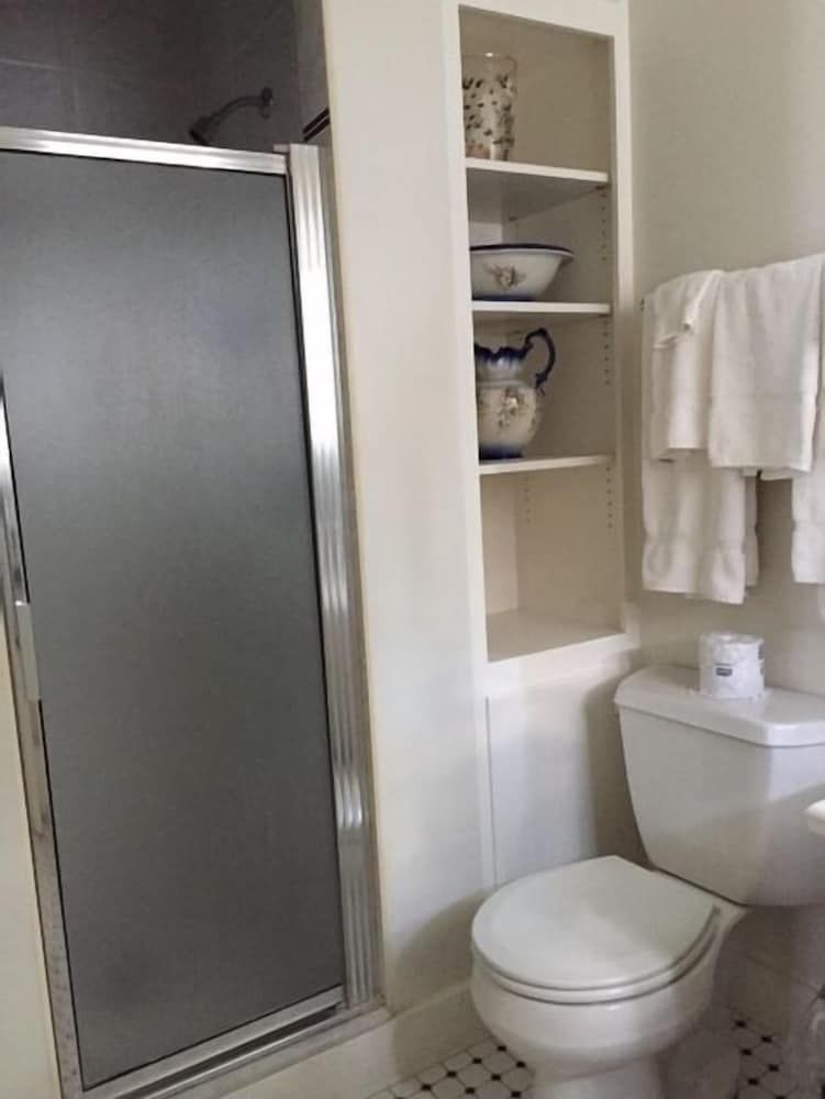 The Lincklaen House Basic Room, 1 Queen Bed