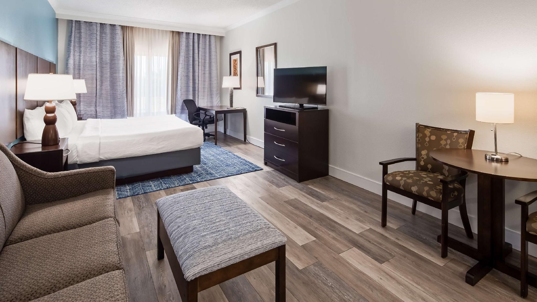 Suite - 1 King Bed, Nonsmoking