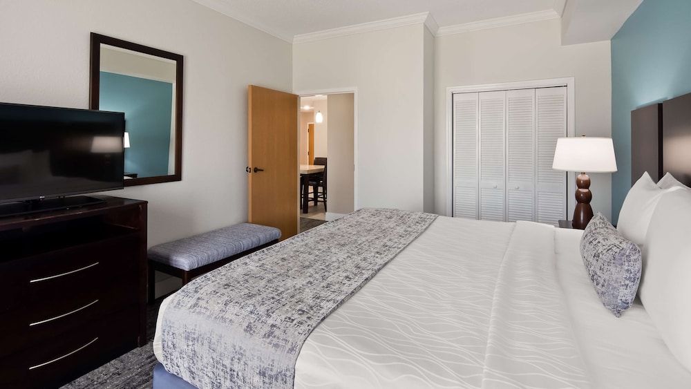 Executive Suite, 1 King Bed, Non Smoking, Refrigerator & Microwave