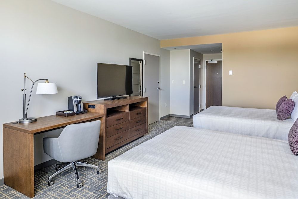 Hotel Madison & Shenandoah Conference Ctr Deluxe Room, 2 Queen Beds 2