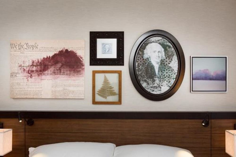 Hotel Madison & Shenandoah Conference Ctr Executive Suite, 1 King Bed 4