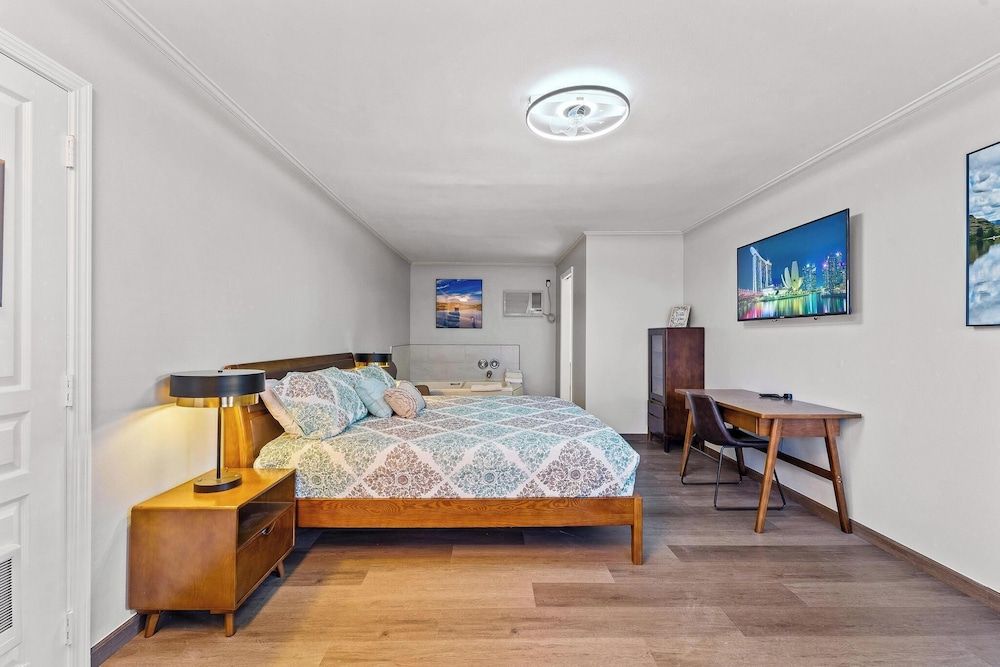 1 King Bed & Kitchenette with 2 Person Jetted Tub (Cottage)
