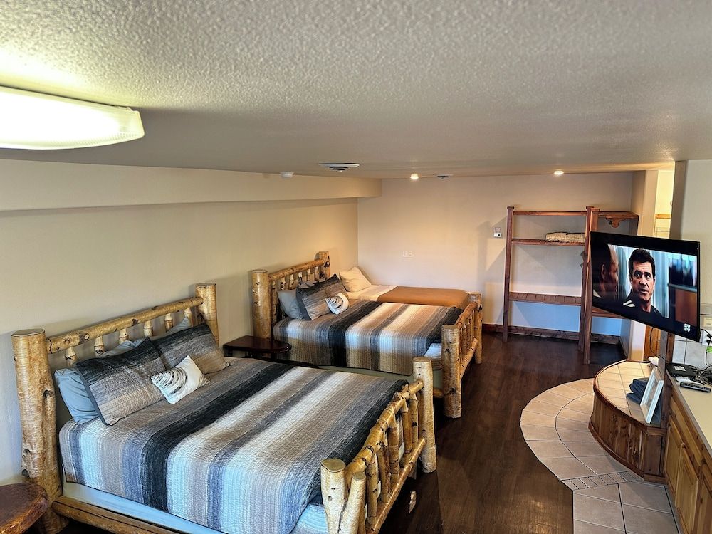 Suite, 2 Queen Beds with Kitchen and 2 Person Jetted Tub (Memories)