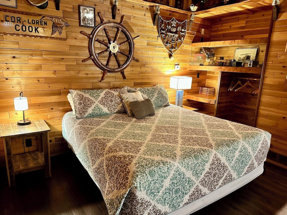 Signature Cabin, 1 King Bed with Sofa bed, Lake View (Odd & Ends)