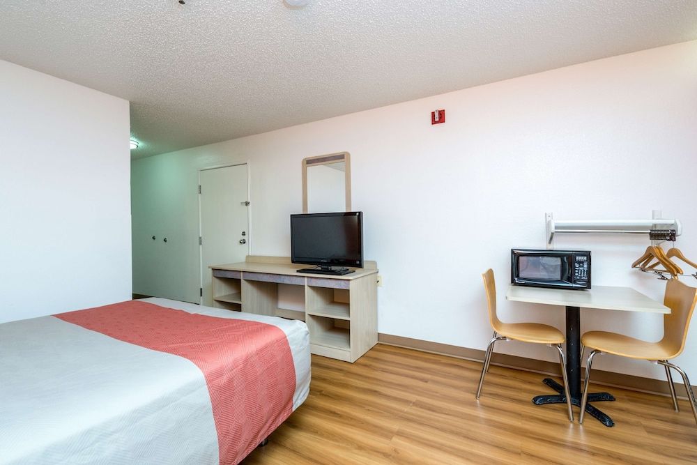 Standard Room, 1 Queen Bed, Accessible, Non Smoking