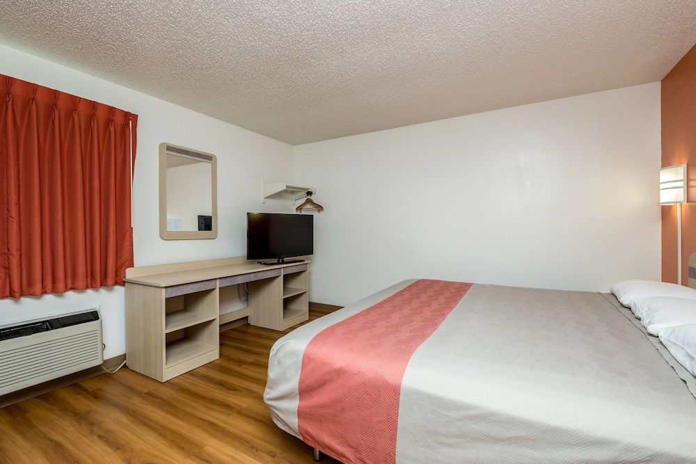 Standard Suite, 1 King Bed, Accessible, Smoking
