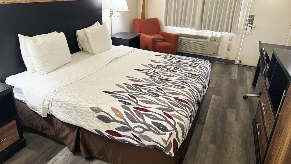 Magnuson Hotel Sierra Vista Room, 1 King Bed, Non Smoking, Refrigerator & Microwave 4