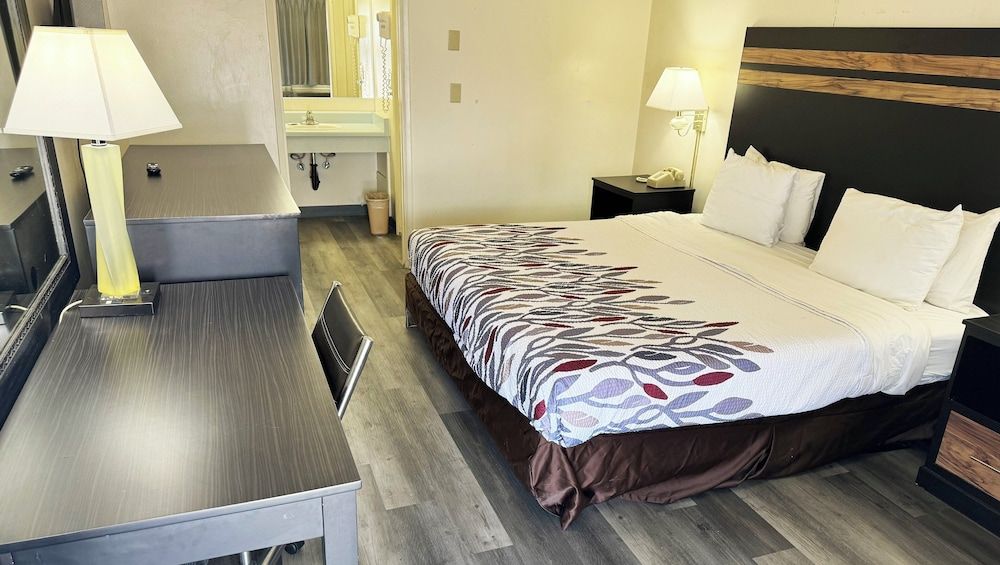 Magnuson Hotel Sierra Vista Room, 1 King Bed, Non Smoking, Refrigerator & Microwave 2