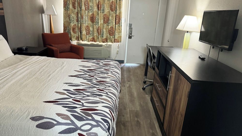 Magnuson Hotel Sierra Vista Room, 1 King Bed, Non Smoking, Refrigerator & Microwave