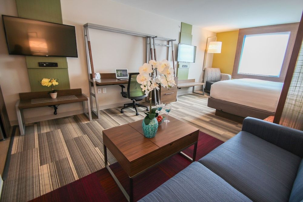 Suite, 1 King Bed, Accessible, Pool View (Communications, Roll In Shower)
