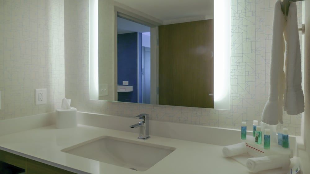 Holiday Inn Express & Suites Miami Airport East by IHG Standard Room, 1 King Bed 7