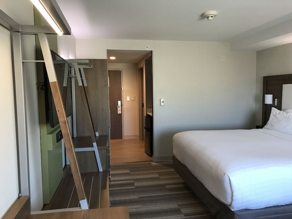 Holiday Inn Express & Suites Miami Airport East by IHG Standard Room, 1 King Bed