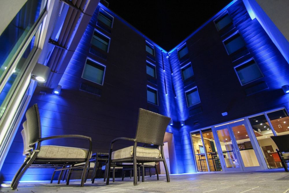 undefined Holiday Inn Express & Suites Miami Airport East by IHG 4