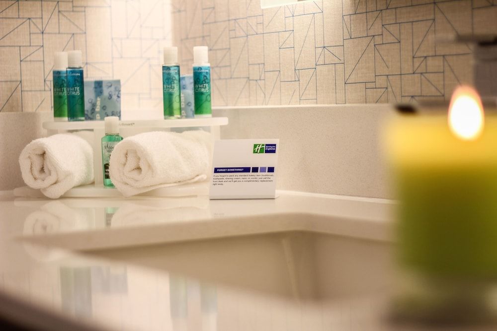 Holiday Inn Express & Suites Miami Airport East by IHG Standard Room, 1 King Bed 9