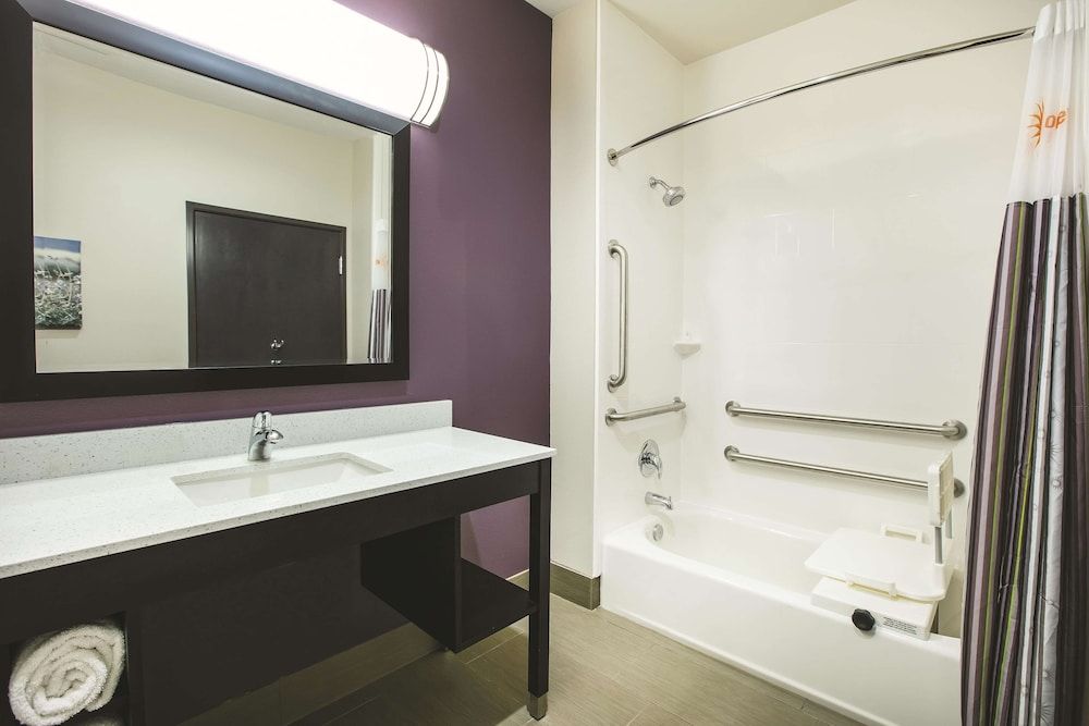 Room, 1 King Bed, Accessible, Non Smoking (Mobility/Hearing Impaired Accessible)