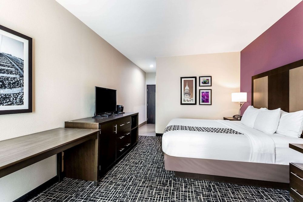 Room, 1 King Bed, Accessible, Non Smoking (Mobility,Hearing,Roll-In Shower)