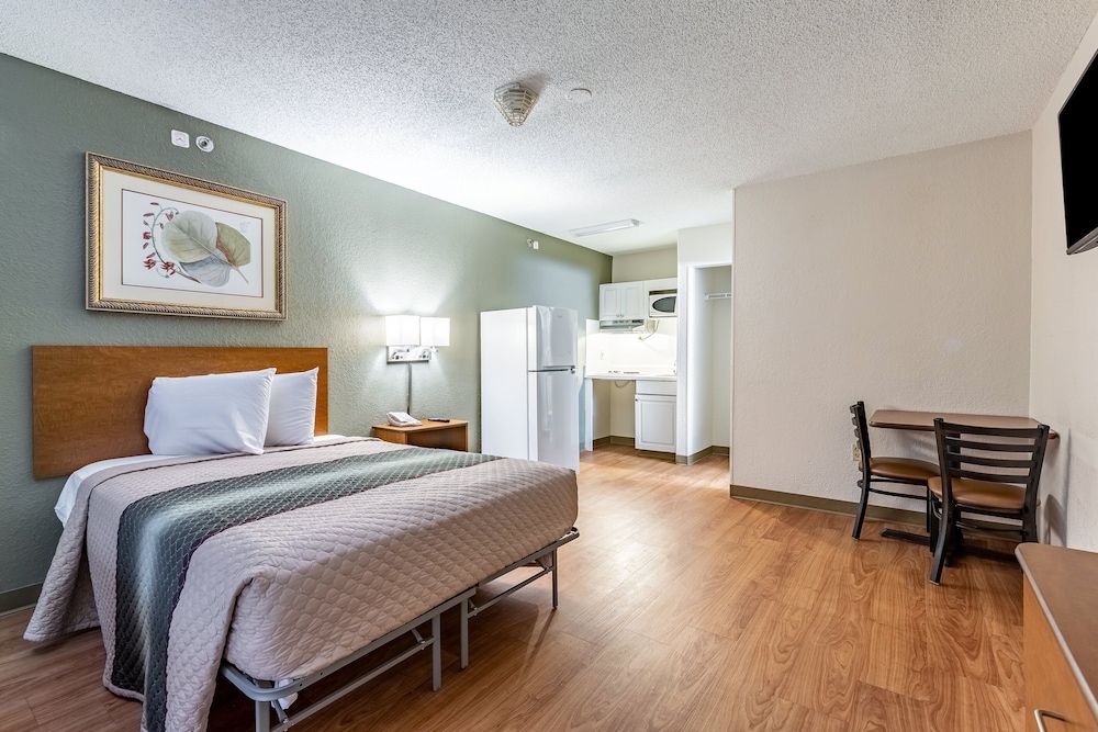 HomeTowne Studios by Red Roof Atlanta NE - Norcross South Studio, 1 King Bed, Non Smoking