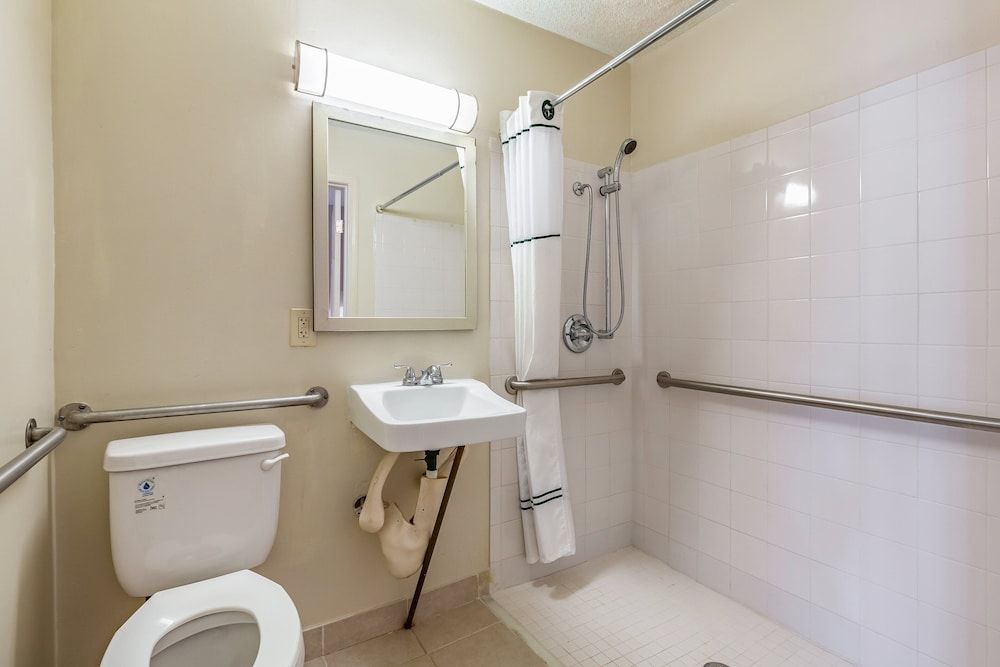 HomeTowne Studios by Red Roof Atlanta NE - Norcross South Studio, 1 Double Bed, Accessible, Non Smoking (Roll-In Shower) 4