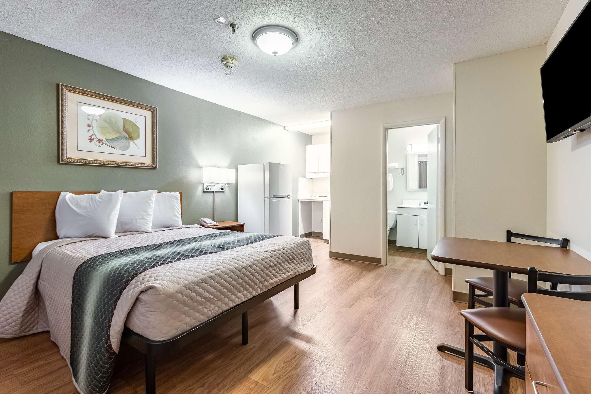 ADA Accessible Studio 1 Queen Bed Smoking