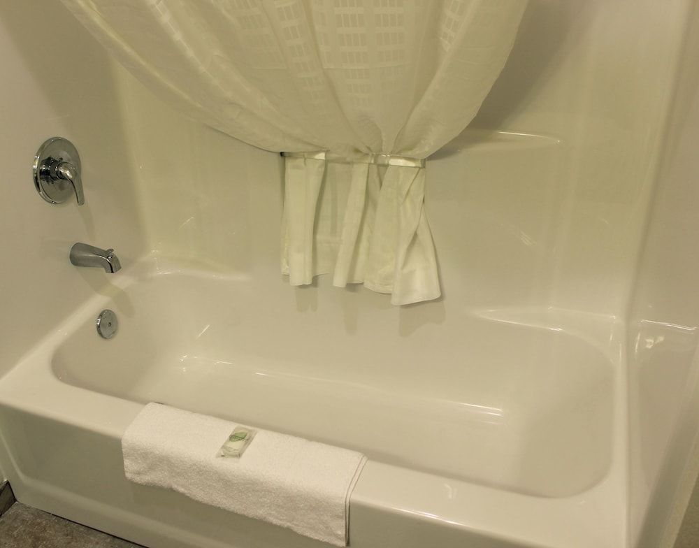 Cobblestone Inn & Suites - Lamoni Room, 1 King Bed, Non Smoking 9