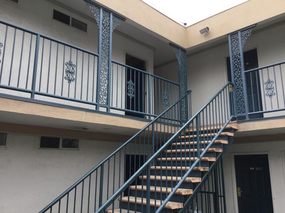 undefined Beverly Inn 9