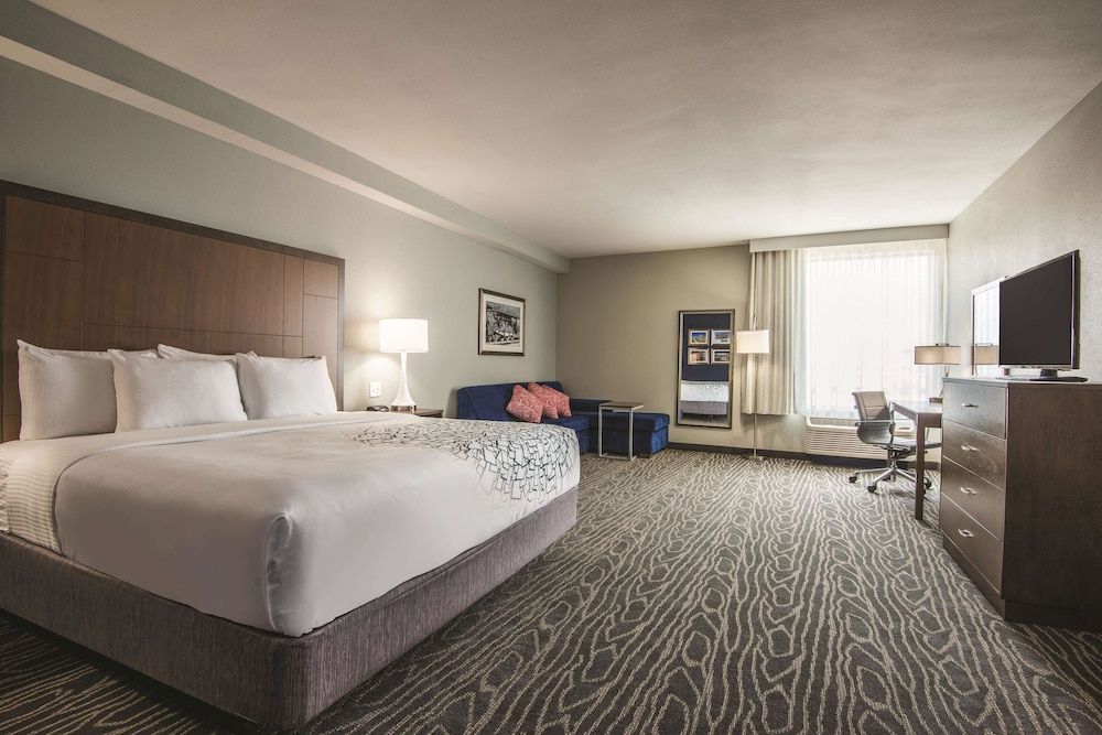 Deluxe Room, 1 King Bed, Accessible (Mobility Accessible)