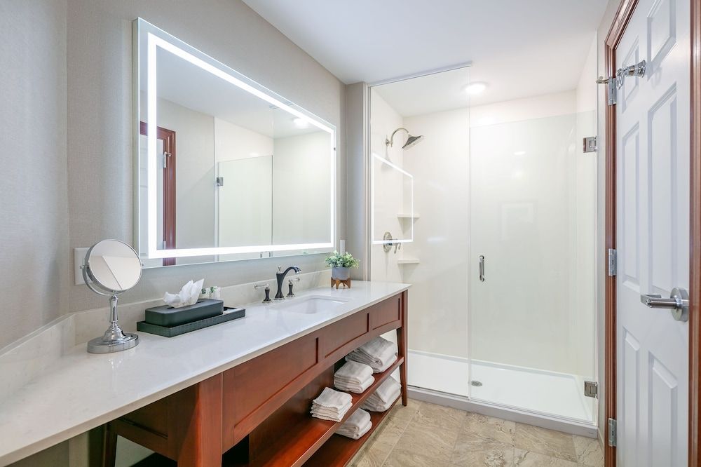 South Guest Room King - Waterfront Collection