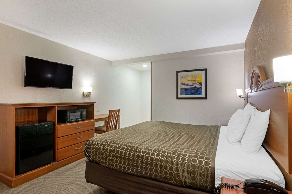 Standard Room, 1 King Bed, Smoking