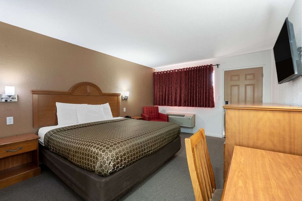 Standard Room, 1 King Bed, Smoking