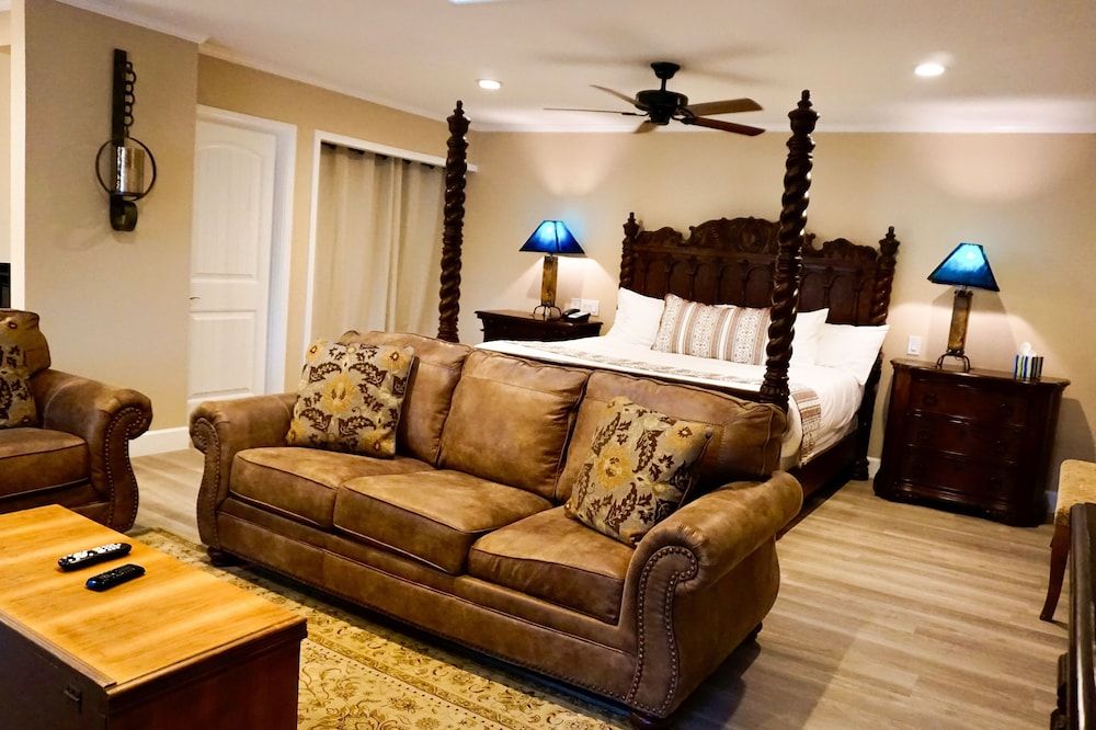 Lantern Light Inn - Romantic Getaway Luxury Room, 1 King Bed