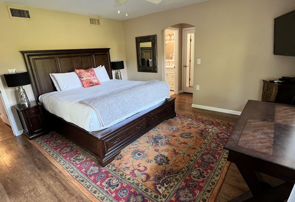 Lantern Light Inn - Romantic Getaway Exclusive House 2