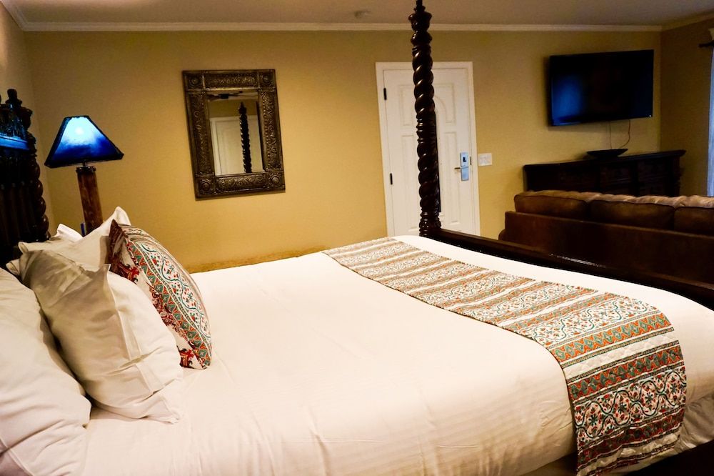 Lantern Light Inn - Romantic Getaway Luxury Room, 1 King Bed 2