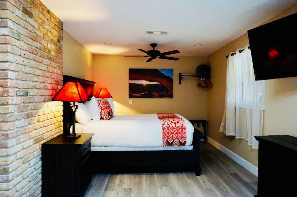 Lantern Light Inn - Romantic Getaway Luxury Suite, Multiple Beds 3