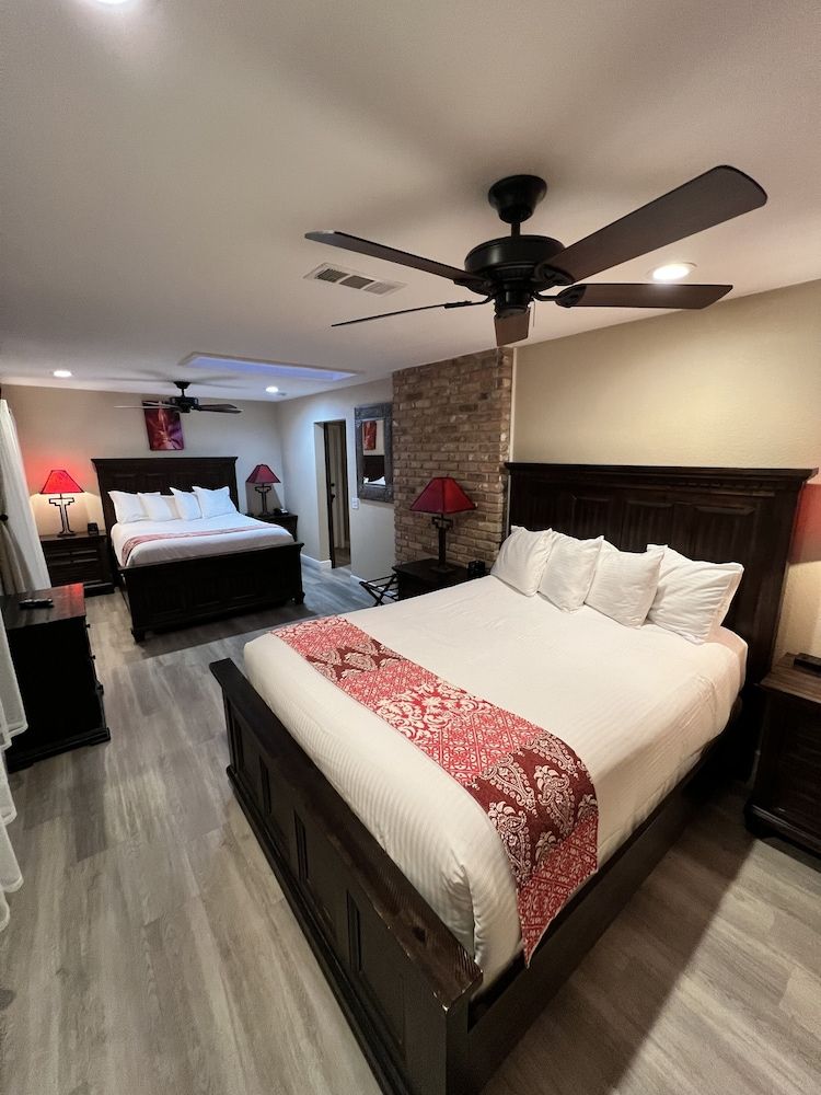 Lantern Light Inn - Romantic Getaway Luxury Suite, Multiple Beds 2