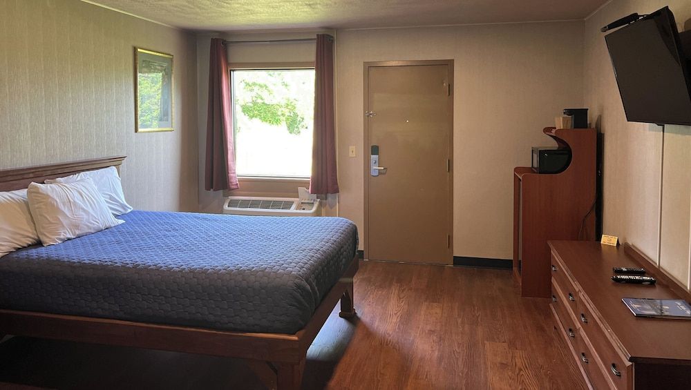 Magnuson Grand Harrisburg Deluxe Room, 1 Queen Bed, Non Smoking 7