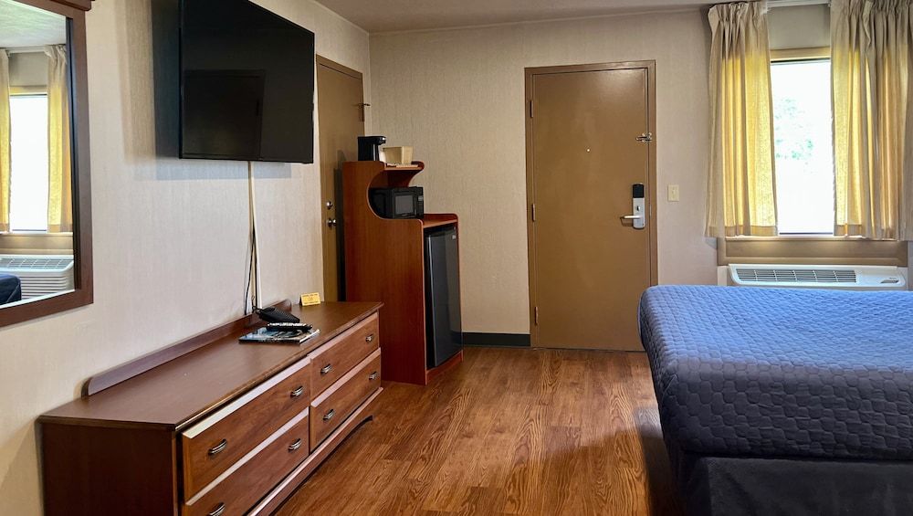 Magnuson Grand Harrisburg Deluxe Room, 1 Queen Bed, Non Smoking 17