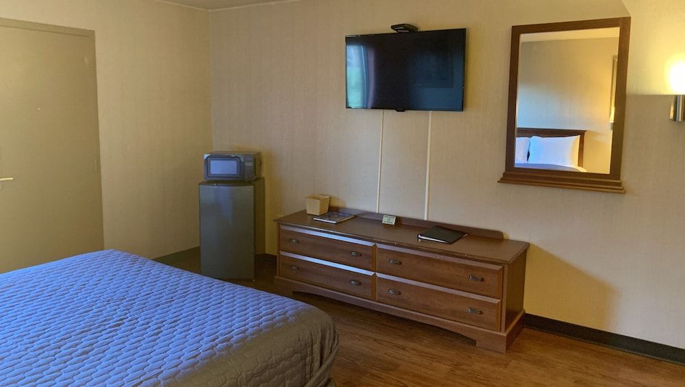 Magnuson Grand Harrisburg Deluxe Room, 1 Queen Bed, Non Smoking 13