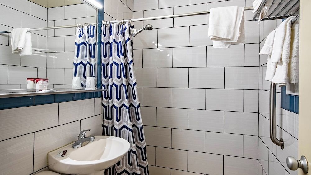 Magnuson Grand Harrisburg Deluxe Room, 1 Queen Bed, Non Smoking 11