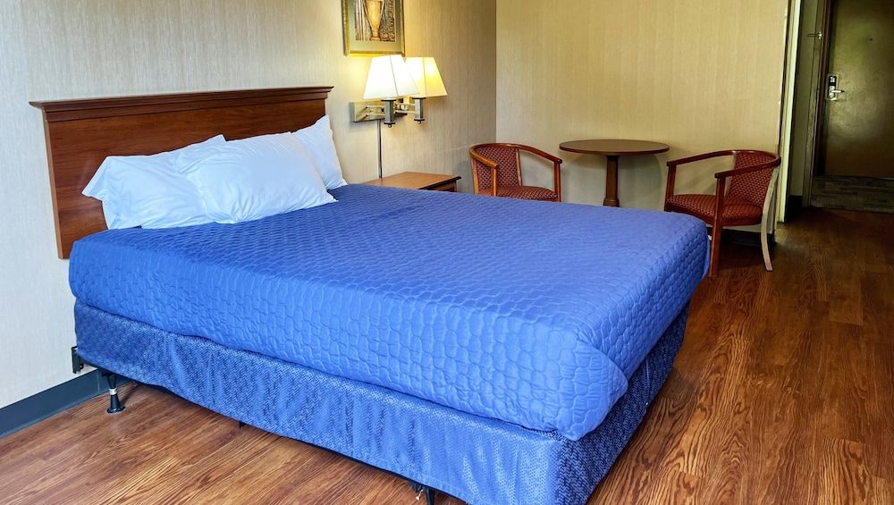 Magnuson Grand Harrisburg Deluxe Room, 1 Queen Bed, Non Smoking 8