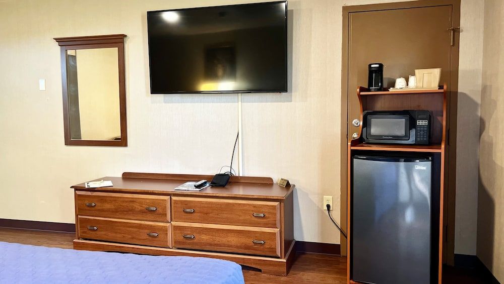 Magnuson Grand Harrisburg Deluxe Room, 1 Queen Bed, Non Smoking 14