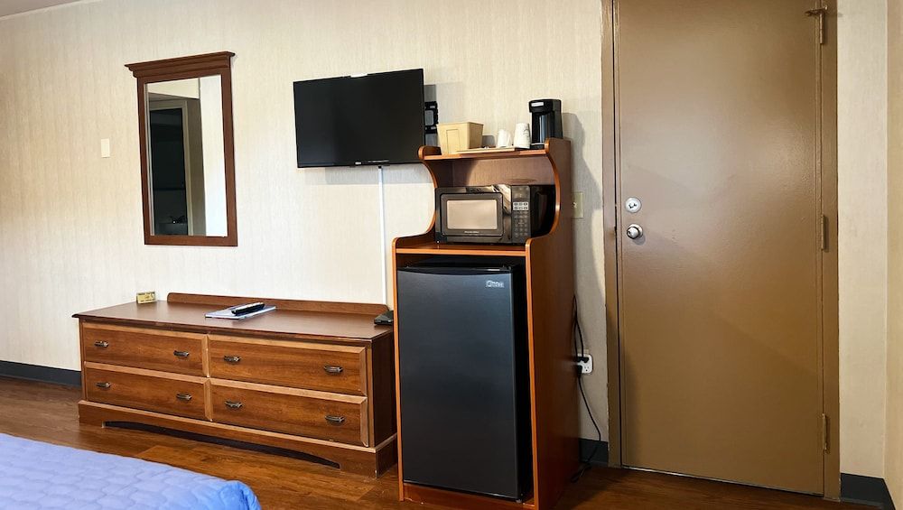 Magnuson Grand Harrisburg Deluxe Room, 1 Queen Bed, Non Smoking 16