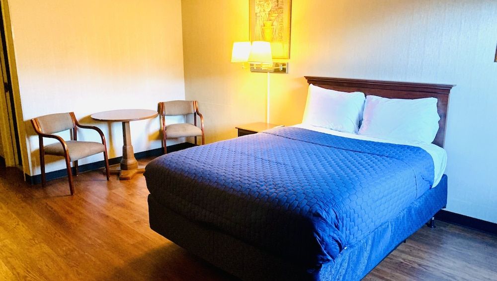 Magnuson Grand Harrisburg Deluxe Room, 1 Queen Bed, Non Smoking 2