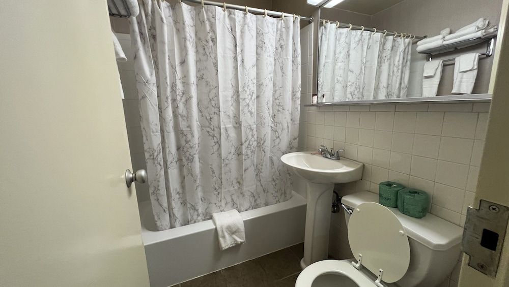 Magnuson Grand Harrisburg Deluxe Room, 1 Queen Bed, Non Smoking 12