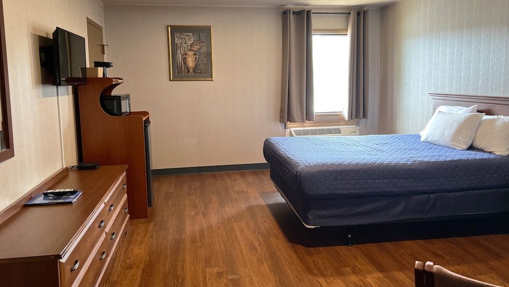 Magnuson Grand Harrisburg Deluxe Room, 1 Queen Bed, Non Smoking 6
