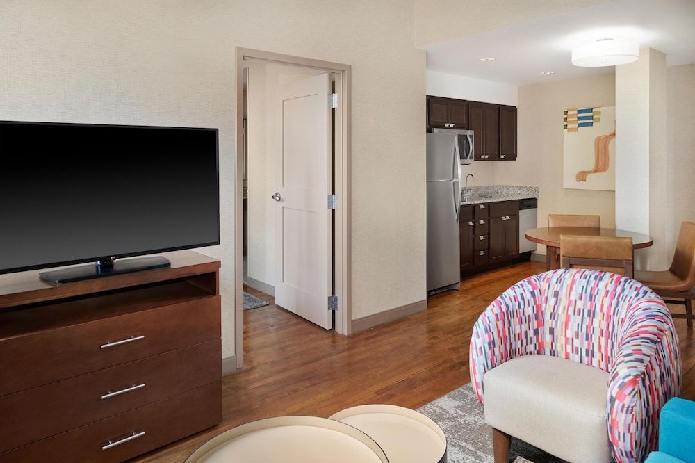 Suite, 1 Queen Bed, Non Smoking, City View