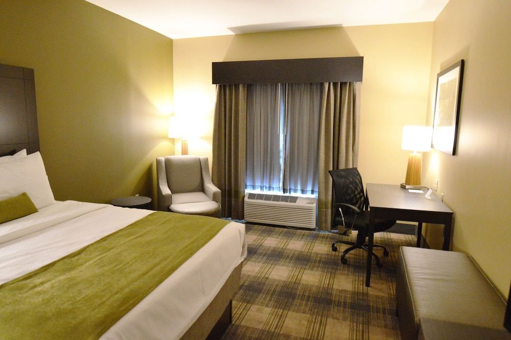 Best Western Plus New Orleans Airport Hotel Standard Room, 2 Queen Beds, Non Smoking, Refrigerator & Microwave 2